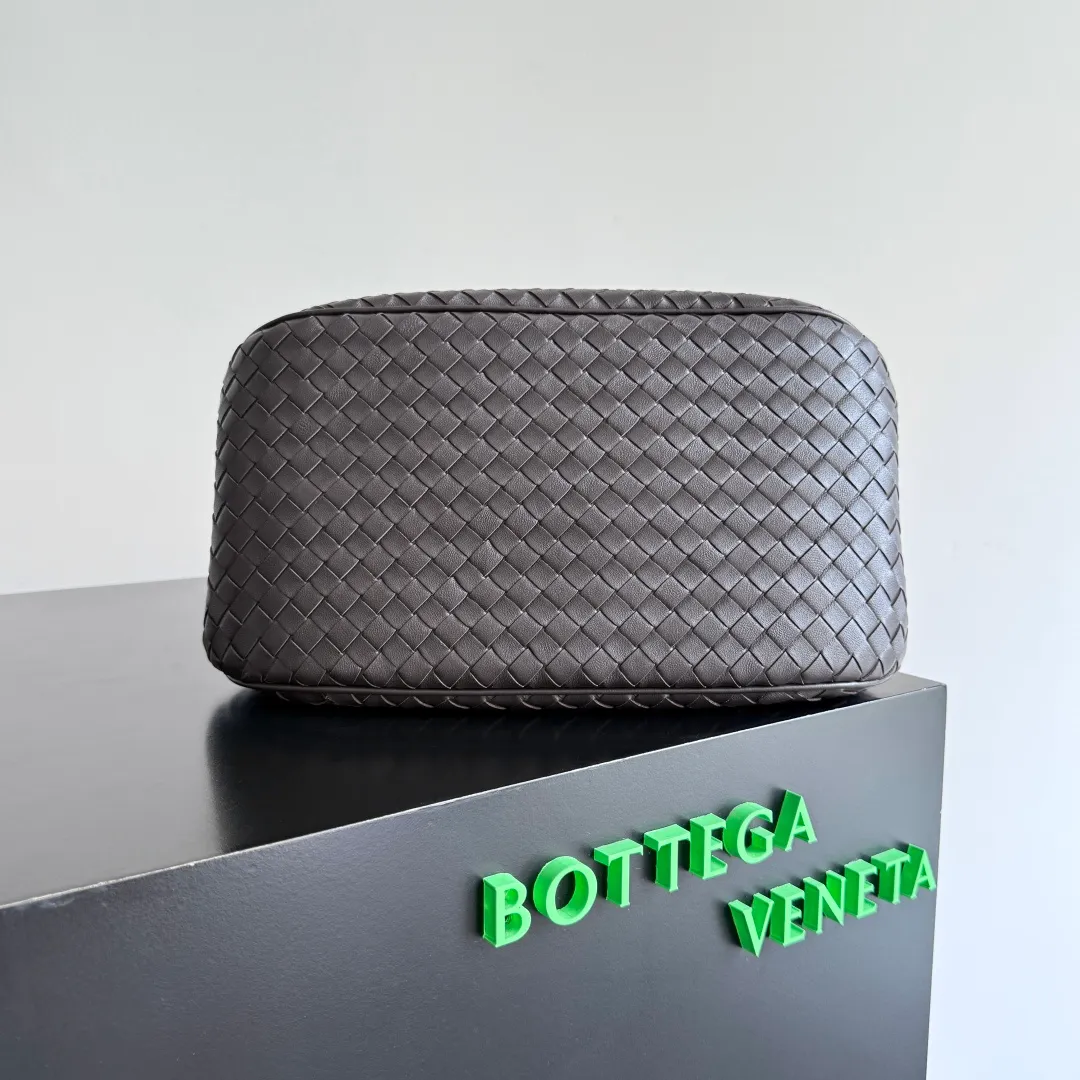 Batch 2200 Bottega Veneta Basket new woven handbag. The classic tote bag style has its own elegant and elegant temperament. It does not feel out of place whether it is commuting or casual outings. It is suitable for various occasions! The design of the woven handle is the finishing touch. The hand-woven texture is delicate and rich in texture. It is not only beautiful, but also extremely comfortable to hold. It looks low-key when held in the hand, but in fact it exudes luxurious charm. Iconic weaving process, each weave is tight and even, showing BV's exquisite production technology. The metal ring decoration is perfectly connected with the bag body, adding a sense of modernity and sophistication to the whole. Moreover, the lines of the bag body are smooth and natural, and the curvature is ergonomic. It can be perfectly adapted whether it is carried on the shoulder or carried in the hand, showing an elegant posture. Style number: 836261 Size: 31*18.5*16cm